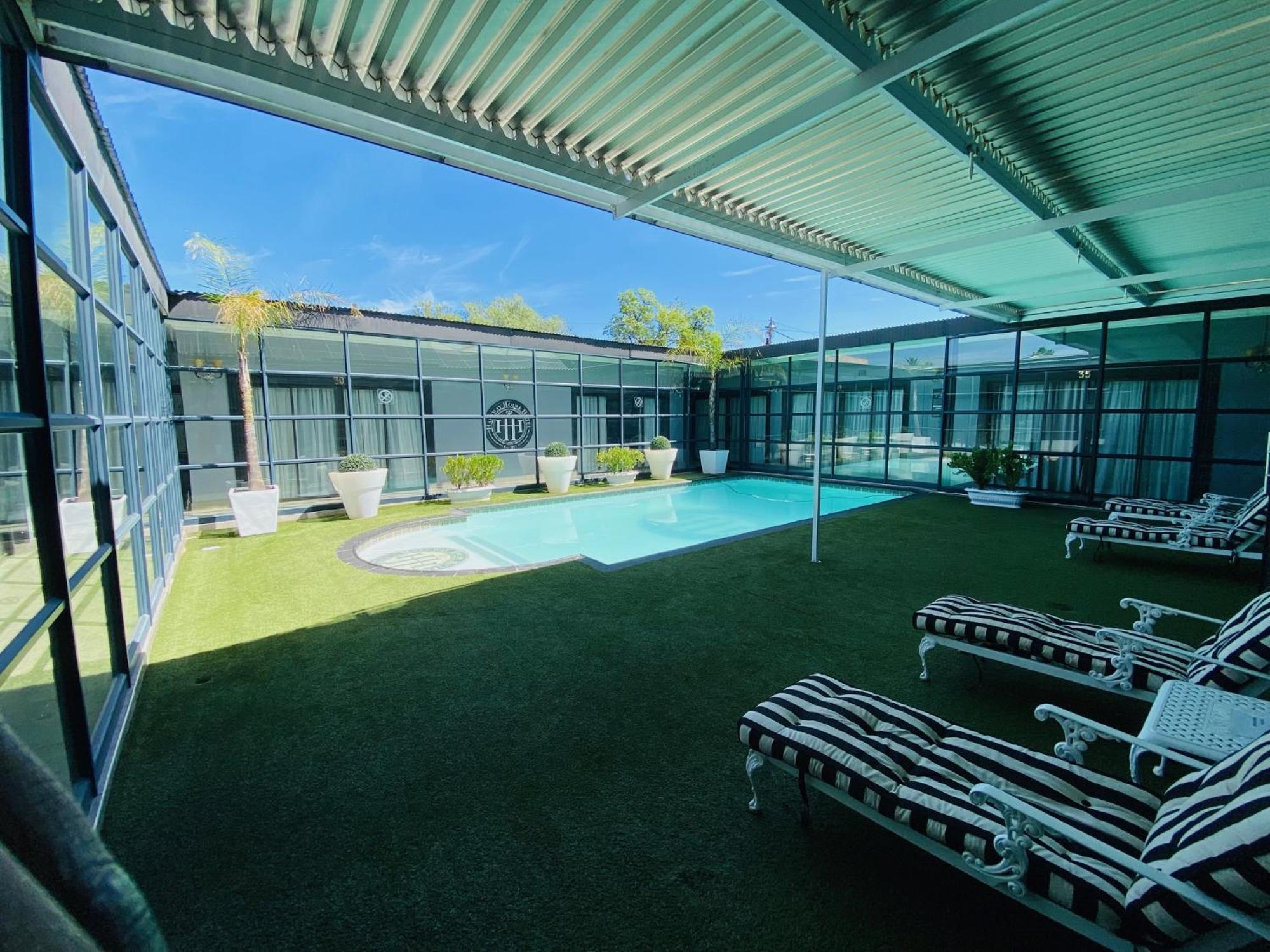Halfway House Hotel 4*
